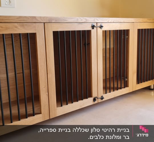 ארון עץ עם דלתות סורגים מתכתיים